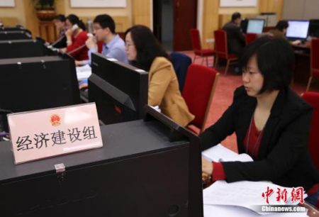 3月13日，十二屆全國人大五次會議秘書處議案組，工作人員正抓緊對代表議案逐件進(jìn)行分析，研究提出初步處理意見，由大會秘書處按程序提請大會主席團(tuán)審議。秘書處議案組副組長孔平介紹說，十二屆全國人大五次會議期間，大會秘書處議案組共收到代表團(tuán)、代表聯(lián)名提出的議案514件，收到代表建議8360件。 <a target='_blank' >中新社</a>記者 劉震 攝