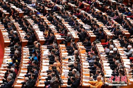 3月13日，全國政協(xié)十二屆五次會議在北京人民大會堂閉幕，委員們按表決器。 <a target='_blank' >中新社</a>記者 韋亮 攝