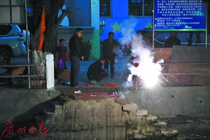 村民放鞭炮慶祝。