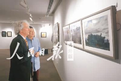 圖為文化中心正在展出以“謎·戀”為主題的水彩畫展。