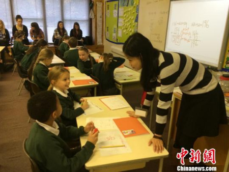 參與中英數(shù)學(xué)教師交流項(xiàng)目的上海數(shù)學(xué)教師在英國學(xué)校授課。陳靜 攝