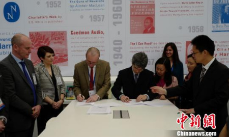 在2017年倫敦書展第一天上午，上海世紀(jì)出版集團(tuán)副總裁毛文濤和Collins Learning 總經(jīng)理科林·休斯簽約。蘇貽鳴 攝