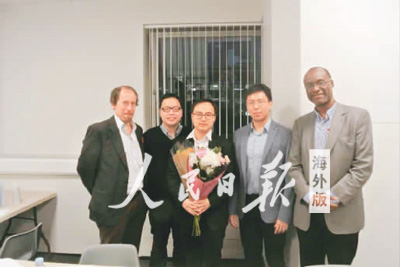 尚文龍（左三）在博士論文答辯通過后，與其導(dǎo)師和考官合影留念。