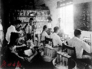 當(dāng)年，嶺南大學(xué)農(nóng)學(xué)院的學(xué)生正在進(jìn)行土壤分析實驗，農(nóng)學(xué)院正是靠著鐘榮光先生奔波籌款才建立起來的。