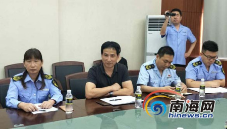 海南省公安廳派駐省食藥監(jiān)管局警官劉利龍(左二)向媒體通報(bào)案件查處情況。南海網(wǎng)記者姜飛攝