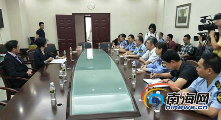 廣州獅馬龍藥業(yè)有限公司負(fù)責(zé)人(左)向海南省食藥監(jiān)管局及媒體記者介紹近兩年的維權(quán)經(jīng)歷，并向省食藥監(jiān)管局表示感謝。南海網(wǎng)記者姜飛攝