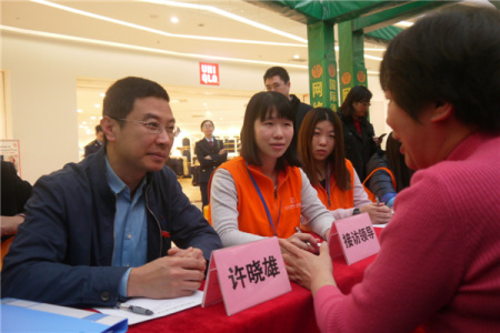 江門(mén)市副市長(zhǎng)許曉雄與13個(gè)行政機(jī)關(guān)職能部門(mén)一起接受咨詢(xún) 陶然攝