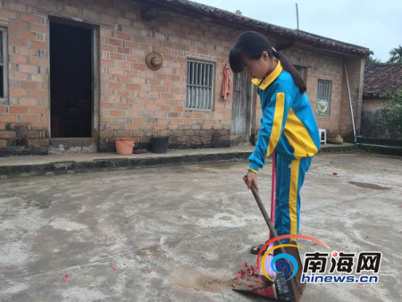 馮靜怡放學后在家里打掃衛(wèi)生。南海網(wǎng)記者 高鵬 攝