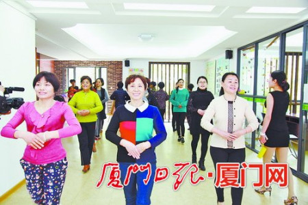 一股全民學(xué)國(guó)際禮儀的熱潮在湖里蔓延開(kāi)來(lái)。（ 郭婧 攝）
