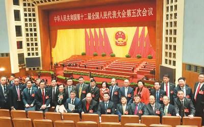 部分海外列席代表在人民大會(huì)堂合影留念。（捷克華人青年聯(lián)合總會(huì)會(huì)長(zhǎng)宗偉勇供圖）