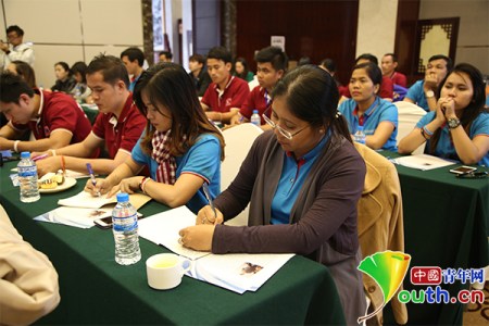 中外青年代表參加青年創(chuàng)業(yè)家的交流講座。中國青年網(wǎng)記者開可 攝