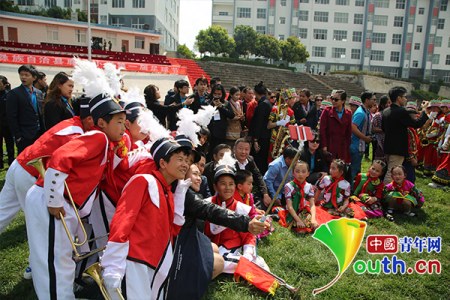 青年代表與鹿阜小學(xué)學(xué)生自拍。中國青年網(wǎng)記者開可 攝