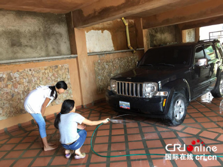 孩子們洗車，被馮女士偷拍。（馮女士供圖）