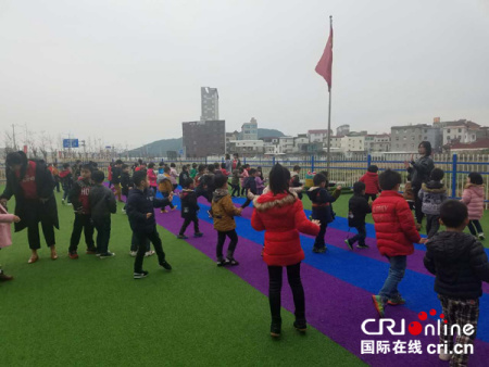 3月16日清晨，江陰鎮(zhèn)的孩子們?cè)诟蠋熥鲈绮佟＃▏?yán)和勇供圖）