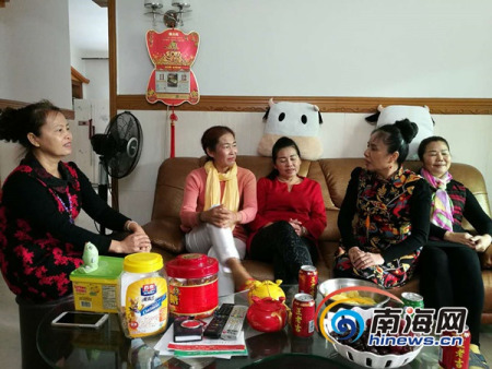 羅玉瓊(右二)和團(tuán)員正在家中交流。南海網(wǎng)記者 高鵬 攝