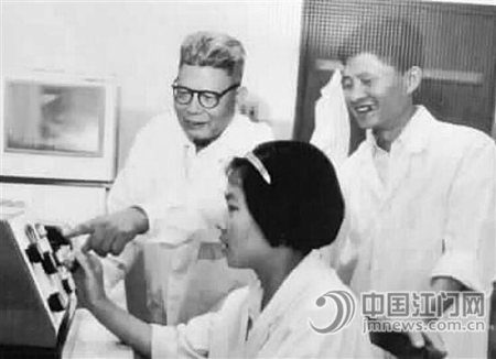 薛社普在指導年輕人做實驗。