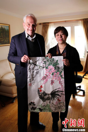麥家廉夫婦接受<a target='_blank' >中新社</a>加拿大分社贈(zèng)送的禮物。<a target='_blank' >中新社</a>記者 余瑞冬 攝