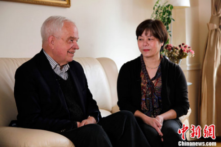 臨行前，加拿大新任駐華大使約翰·麥家廉（John McCallum）與華裔夫人林秀英到訪位于多倫多的<a target='_blank' >中新社</a>加拿大分社并接受專訪。<a target='_blank' >中新社</a>記者 余瑞冬 攝