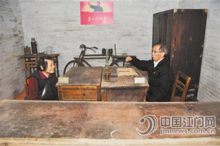 兩名老社干重回當(dāng)年工作的辦公室參觀。