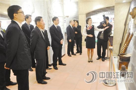 領(lǐng)導(dǎo)嘉賓參觀展館。