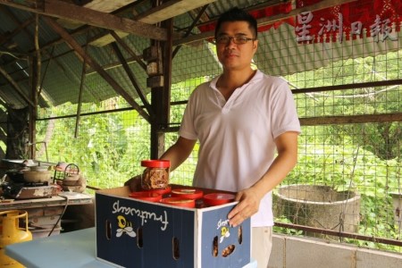 陳川榮協(xié)助制作花生餅之余，也負(fù)責(zé)市場工作，力求增加銷售額。（馬來西亞《星洲日?qǐng)?bào)》）