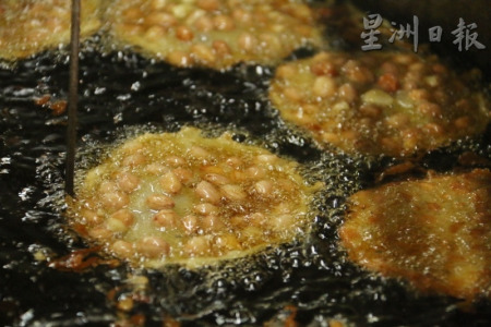 控制火候、掌握好油炸時(shí)間等一連串制作節(jié)奏，是由經(jīng)驗(yàn)自然累積而成的。（馬來西亞《星洲日?qǐng)?bào)》）