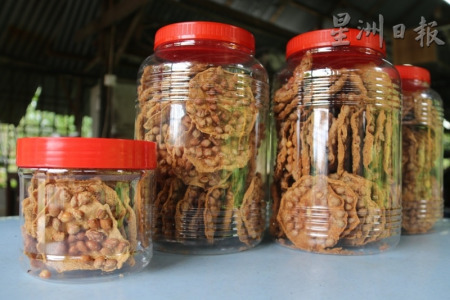 除了提供給咖啡店零售，為了應(yīng)付土產(chǎn)店的需求，而推出小罐裝的花生餅。（馬來西亞《星洲日?qǐng)?bào)》）