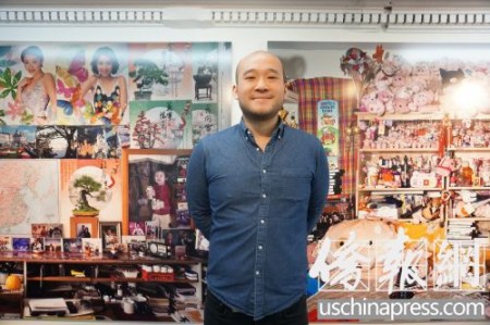 陳偉民在展出現(xiàn)場與作品合照。