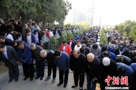 海內(nèi)外400余名洪派太極拳傳人神情肅穆，向祖師墓行三鞠躬禮，紀(jì)念祖師洪均生誕辰110周年。　沙見(jiàn)龍 攝