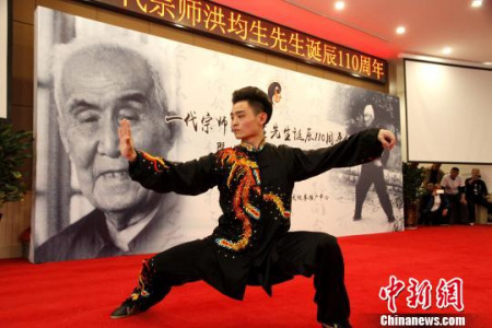 洪派太極拳傳人現(xiàn)場(chǎng)展演太極拳法?！∩骋?jiàn)龍 攝
