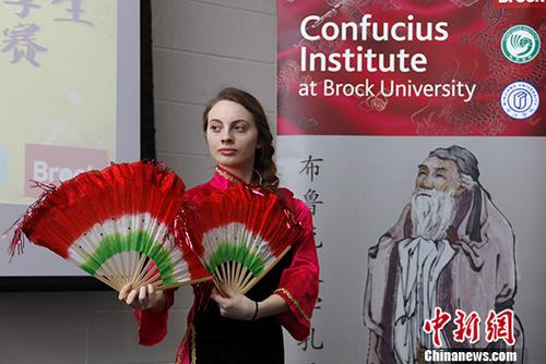 當(dāng)天獲季軍的多倫多大學(xué)選手康樂樂在才藝比賽中表演“廣場(chǎng)舞”。 <a target='_blank' >中新社</a>記者 余瑞冬 攝