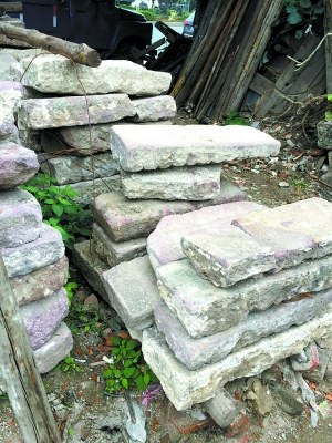 舊建材市場成堆的舊石板。