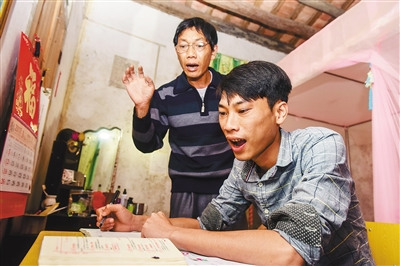 吳光明幫兒子吳志平認真?zhèn)湔n，這是父子倆幾乎每晚都要進行的“必修課”。