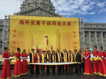 僑領(lǐng)、華人、華僑代表在精美的祈福畫卷上簽名，祈福國泰民安，世界和平。(美國《世界日報》/黃少華 攝)