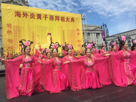 拜祖大典現(xiàn)場精彩的歌舞演出。(美國《世界日報》/黃少華 攝)