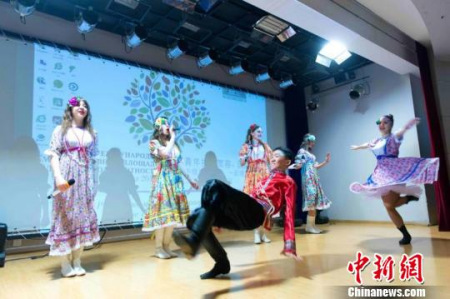 圖為兩國(guó)學(xué)生共同表演歌舞。　王舒 攝
