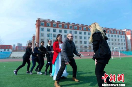 圖為兩國(guó)學(xué)生一同做中國(guó)游戲?！⊥跏?攝