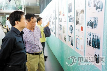 嘉賓參觀“一門三院士 共筑中國夢”圖片展。