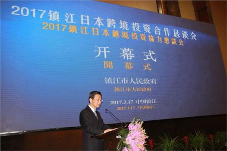 鎮(zhèn)江市僑辦主任魏弘揚(yáng)主持開幕式。