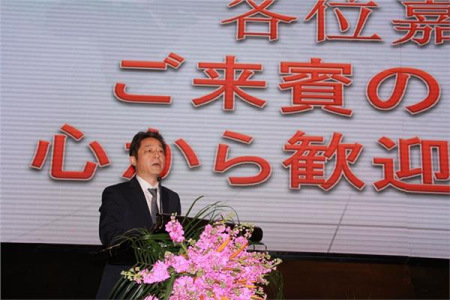 鎮(zhèn)江市商務(wù)局局長路月中介紹鎮(zhèn)江投資環(huán)境、重點(diǎn)項(xiàng)目推介。