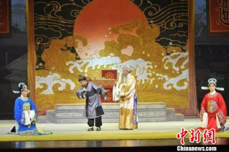 圖為邕劇《三進(jìn)士》演出?！＄娦?攝