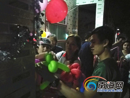 萬寧十元微愛團(tuán)給孤兒小愛做過生日前的準(zhǔn)備。南海網(wǎng)記者 高鵬 攝