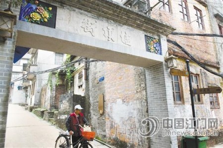 墟頂街的牌坊得以恢復(fù)，牌坊上還增添了灰雕。