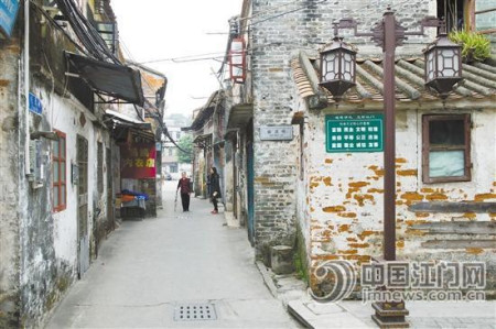 古色古香的路燈，突出了墟頂嶺南古建筑特色。