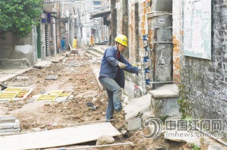 目前，33墟街新盛街路面修復(fù)正在加緊進行。