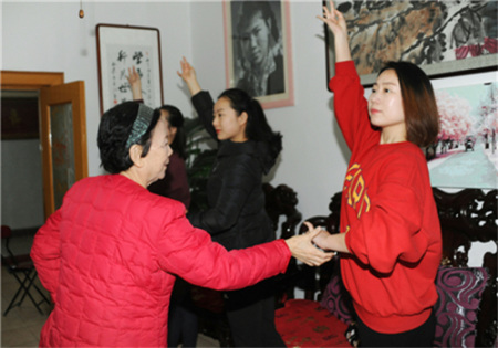 3月20日，省河北梆子劇院青年演員拜訪齊花坦老師，圖為齊花坦老師親自指導(dǎo)青年演員排練。相春霞攝