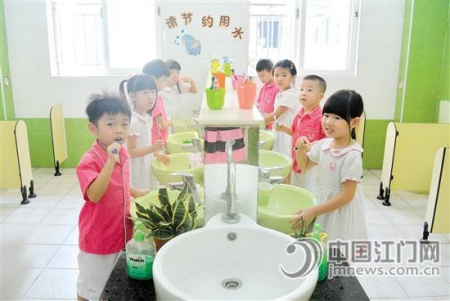 “小小牙刷手中拿，小朋友們把牙刷……”每當(dāng)刷牙時，小朋友們都會想起這首《小牙刷》。