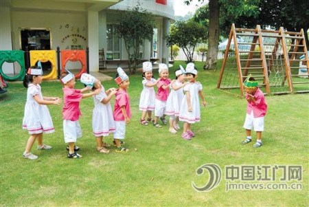 邊做游戲邊唱《護(hù)齒》兒歌，教育潛移默化。