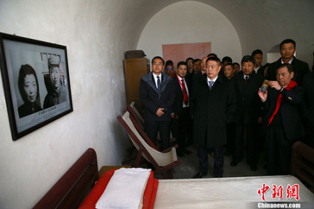 3月20日，國(guó)務(wù)院僑辦副主任郭軍與30余名海外僑胞、港澳同胞參觀了中共中央西北局舊址。當(dāng)日，國(guó)務(wù)院僑辦在延安正式啟動(dòng)“僑愛(ài)工程——情系延安”項(xiàng)目。國(guó)務(wù)院僑辦副主任郭軍及30余名熱心慈善事業(yè)的海外僑胞、港澳同胞出席啟動(dòng)儀式，隨后前往西北局舊址參觀。 “僑愛(ài)工程——情系延安”項(xiàng)目，是國(guó)務(wù)院僑辦發(fā)揮僑務(wù)資源優(yōu)勢(shì)，引導(dǎo)和服務(wù)海外僑胞、港澳同胞積極參與革命老區(qū)建設(shè)，改善民生，助力脫貧攻堅(jiān)。 <a target='_blank' >中新社</a>記者 張遠(yuǎn) 攝
