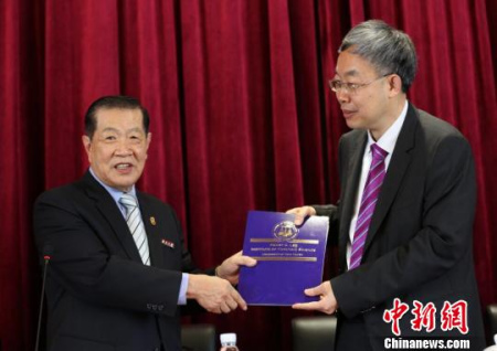 “當(dāng)代福爾摩斯”李昌鈺獲授南京大學(xué)名譽(yù)教授稱號(hào)?！≠苤悟E 攝